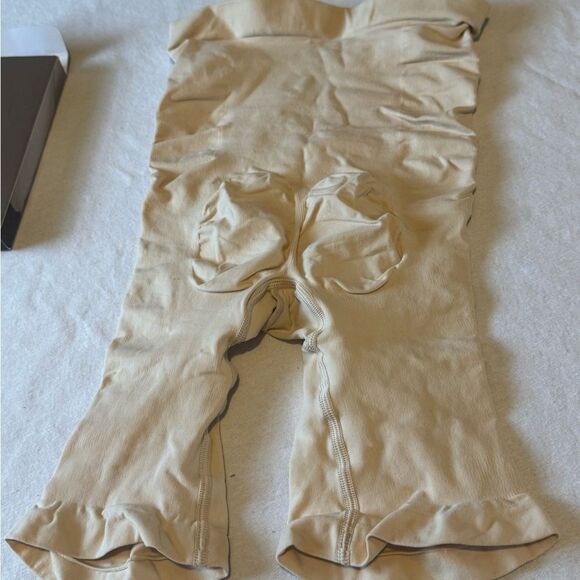 SKIMS Women Medium Seamless High-Waisted Above The Knee Short - Sand Shapeware - Picture 9 of 9